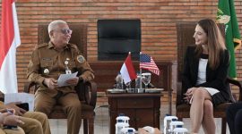 Wakil Gubernur Sumatera Utara Surya (kiri) berbincang dengan Konsul Amerika Serikat untuk Sumatera Lisa Podolny dalam pertemuan resmi di Anjungan Lantai 9 Kantor Gubernur Sumut, Medan, Senin (21/9/2026). Foto: Ist.