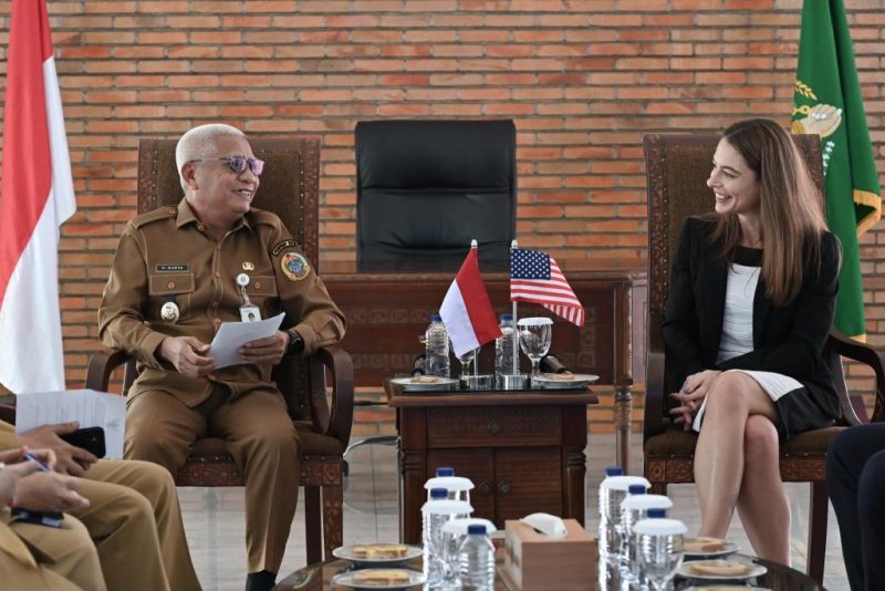 Wakil Gubernur Sumatera Utara Surya (kiri) berbincang dengan Konsul Amerika Serikat untuk Sumatera Lisa Podolny dalam pertemuan resmi di Anjungan Lantai 9 Kantor Gubernur Sumut, Medan, Senin (21/9/2026). Foto: Ist.