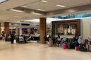 Calon penumpang tampak menunggu kejelasan jadwal di ruang tunggu bandara menyusul penutupan sementara empat bandara utama akibat sebaran abu vulkanik erupsi Gunung Anak Krakatau, Senin (7/9/2026). Foto: Ist.