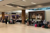 Calon penumpang tampak menunggu kejelasan jadwal di ruang tunggu bandara menyusul penutupan sementara empat bandara utama akibat sebaran abu vulkanik erupsi Gunung Anak Krakatau, Senin (7/9/2026). Foto: Ist.
