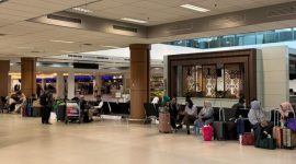 Calon penumpang tampak menunggu kejelasan jadwal di ruang tunggu bandara menyusul penutupan sementara empat bandara utama akibat sebaran abu vulkanik erupsi Gunung Anak Krakatau, Senin (7/9/2026). Foto: Ist.
