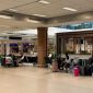 Calon penumpang tampak menunggu kejelasan jadwal di ruang tunggu bandara menyusul penutupan sementara empat bandara utama akibat sebaran abu vulkanik erupsi Gunung Anak Krakatau, Senin (7/9/2026). Foto: Ist.