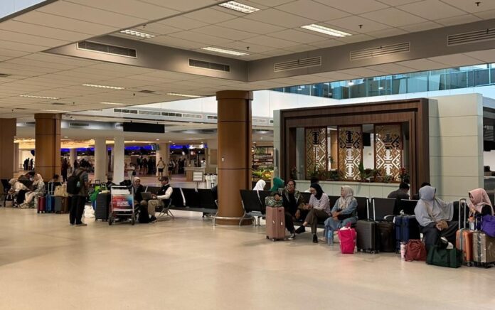 Calon penumpang tampak menunggu kejelasan jadwal di ruang tunggu bandara menyusul penutupan sementara empat bandara utama akibat sebaran abu vulkanik erupsi Gunung Anak Krakatau, Senin (7/9/2026). Foto: Ist.