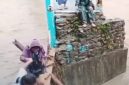 Aksi bertaruh nyawa sejumlah siswi saat menyeberangi jembatan gantung yang rusak dan nyaris putus di atas aliran sungai deras di Kecamatan Aramo, Kabupaten Nias Selatan. Foto: Ist.