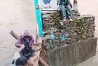 Aksi bertaruh nyawa sejumlah siswi saat menyeberangi jembatan gantung yang rusak dan nyaris putus di atas aliran sungai deras di Kecamatan Aramo, Kabupaten Nias Selatan. Foto: Ist.