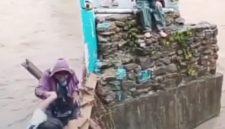 Aksi bertaruh nyawa sejumlah siswi saat menyeberangi jembatan gantung yang rusak dan nyaris putus di atas aliran sungai deras di Kecamatan Aramo, Kabupaten Nias Selatan. Foto: Ist.