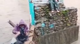 Aksi bertaruh nyawa sejumlah siswi saat menyeberangi jembatan gantung yang rusak dan nyaris putus di atas aliran sungai deras di Kecamatan Aramo, Kabupaten Nias Selatan. Foto: Ist.