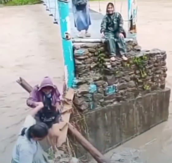 Aksi bertaruh nyawa sejumlah siswi saat menyeberangi jembatan gantung yang rusak dan nyaris putus di atas aliran sungai deras di Kecamatan Aramo, Kabupaten Nias Selatan. Foto: Ist.
