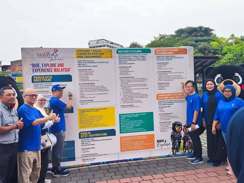Tujuh Track Baru: Deputy Secretary General (Tourism), Ministry of Tourism Art and Culture YBr Mr Chua Choon Hwa dan Direktur MYSTA Mr Idroose Tambarin menandatangani tujuh track baru bersepeda di malaysia. Terlihat Direktur Divisi Promosi Internasional Asia Tenggara, Pariwisata Malaysia Mrs Baizuri Baharum, Direktur MYSTA Mr Idroose Tambarin, perwakilan Bike Aid Singapore, Event Organizer Tough Gorilla Azura Zainol Abidin. (Foto Pn Ade Azura)