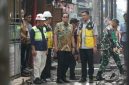 Wali Kota Medan Rico Waas didampingi Kadis SDABMBK Kota Medan Khairul Azmi meninjau langsung pemasangan saluran U-Ditch sepanjang 1.047 meter di Jalan Gaperta, Kecamatan Medan Helvetia, Jumat (25/9/2026). Foto: Ist.