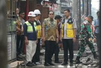 Wali Kota Medan Rico Waas didampingi Kadis SDABMBK Kota Medan Khairul Azmi meninjau langsung pemasangan saluran U-Ditch sepanjang 1.047 meter di Jalan Gaperta, Kecamatan Medan Helvetia, Jumat (25/9/2026). Foto: Ist.