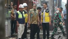 Wali Kota Medan Rico Waas didampingi Kadis SDABMBK Kota Medan Khairul Azmi meninjau langsung pemasangan saluran U-Ditch sepanjang 1.047 meter di Jalan Gaperta, Kecamatan Medan Helvetia, Jumat (25/9/2026). Foto: Ist.