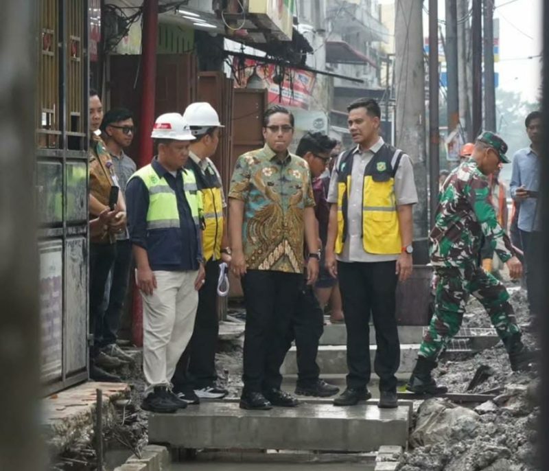 Wali Kota Medan Rico Waas didampingi Kadis SDABMBK Kota Medan Khairul Azmi meninjau langsung pemasangan saluran U-Ditch sepanjang 1.047 meter di Jalan Gaperta, Kecamatan Medan Helvetia, Jumat (25/9/2026). Foto: Ist.