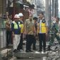 Wali Kota Medan Rico Waas didampingi Kadis SDABMBK Kota Medan Khairul Azmi meninjau langsung pemasangan saluran U-Ditch sepanjang 1.047 meter di Jalan Gaperta, Kecamatan Medan Helvetia, Jumat (25/9/2026). Foto: Ist.