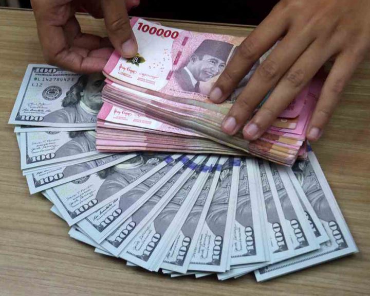 Rupiah melemah menembus level Rp18.002 per dolar AS pada Selasa (29/9/2026), Bank Indonesia segera lakukan triple intervention jaga stabilitas nilai tukar. Foto: Ist.