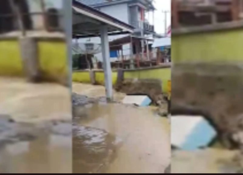 Banjir bandang merendam kawasan permukiman warga di Nagari Simpang Tonang, Kecamatan Dua Koto, Kabupaten Pasaman, Sumatera Barat, akibat luapan sungai setelah hujan deras. Foto: Ist.