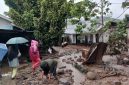 Warga membersihkan sisa material banjir bandang yang menerjang permukiman di Arosuka, Kabupaten Solok, Sumatera Barat. Operasi pencarian korban terakhir yang dinyatakan hilang telah selesai, total dua orang tewas, dan upaya pemulihan wilayah kini terus berjalan. Foto: Ist.