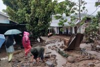 Warga membersihkan sisa material banjir bandang yang menerjang permukiman di Arosuka, Kabupaten Solok, Sumatera Barat. Operasi pencarian korban terakhir yang dinyatakan hilang telah selesai, total dua orang tewas, dan upaya pemulihan wilayah kini terus berjalan. Foto: Ist.