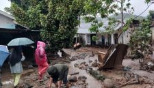 Warga membersihkan sisa material banjir bandang yang menerjang permukiman di Arosuka, Kabupaten Solok, Sumatera Barat. Operasi pencarian korban terakhir yang dinyatakan hilang telah selesai, total dua orang tewas, dan upaya pemulihan wilayah kini terus berjalan. Foto: Ist.