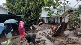 Warga membersihkan sisa material banjir bandang yang menerjang permukiman di Arosuka, Kabupaten Solok, Sumatera Barat. Operasi pencarian korban terakhir yang dinyatakan hilang telah selesai, total dua orang tewas, dan upaya pemulihan wilayah kini terus berjalan. Foto: Ist.
