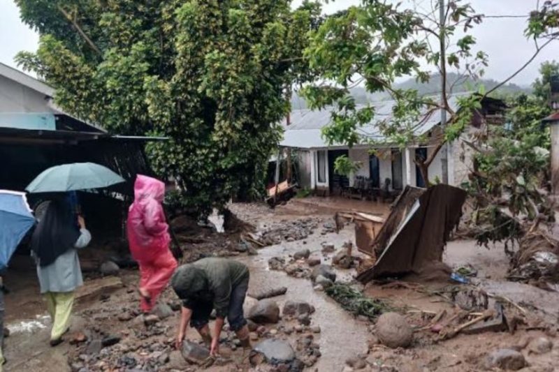 Warga membersihkan sisa material banjir bandang yang menerjang permukiman di Arosuka, Kabupaten Solok, Sumatera Barat. Operasi pencarian korban terakhir yang dinyatakan hilang telah selesai, total dua orang tewas, dan upaya pemulihan wilayah kini terus berjalan. Foto: Ist.