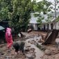 Warga membersihkan sisa material banjir bandang yang menerjang permukiman di Arosuka, Kabupaten Solok, Sumatera Barat. Operasi pencarian korban terakhir yang dinyatakan hilang telah selesai, total dua orang tewas, dan upaya pemulihan wilayah kini terus berjalan. Foto: Ist.