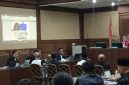 Jaksa Penuntut Umum menampilkan barang bukti berupa 9.599 lembar uang pecahan 100 dolar AS dalam sidang kasus dugaan korupsi kuota haji tambahan di Pengadilan Tipikor Jakarta, Selasa (29/9/2026). Saksi Zainal Abidin mengonfirmasi kaitan kronologis uang tersebut dengan terdakwa Gus Alex. Foto: Ist.