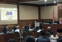 Jaksa Penuntut Umum menampilkan barang bukti berupa 9.599 lembar uang pecahan 100 dolar AS dalam sidang kasus dugaan korupsi kuota haji tambahan di Pengadilan Tipikor Jakarta, Selasa (29/9/2026). Saksi Zainal Abidin mengonfirmasi kaitan kronologis uang tersebut dengan terdakwa Gus Alex. Foto: Ist.