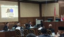 Jaksa Penuntut Umum menampilkan barang bukti berupa 9.599 lembar uang pecahan 100 dolar AS dalam sidang kasus dugaan korupsi kuota haji tambahan di Pengadilan Tipikor Jakarta, Selasa (29/9/2026). Saksi Zainal Abidin mengonfirmasi kaitan kronologis uang tersebut dengan terdakwa Gus Alex. Foto: Ist.