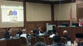 Jaksa Penuntut Umum menampilkan barang bukti berupa 9.599 lembar uang pecahan 100 dolar AS dalam sidang kasus dugaan korupsi kuota haji tambahan di Pengadilan Tipikor Jakarta, Selasa (29/9/2026). Saksi Zainal Abidin mengonfirmasi kaitan kronologis uang tersebut dengan terdakwa Gus Alex. Foto: Ist.