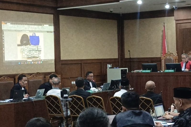 Jaksa Penuntut Umum menampilkan barang bukti berupa 9.599 lembar uang pecahan 100 dolar AS dalam sidang kasus dugaan korupsi kuota haji tambahan di Pengadilan Tipikor Jakarta, Selasa (29/9/2026). Saksi Zainal Abidin mengonfirmasi kaitan kronologis uang tersebut dengan terdakwa Gus Alex. Foto: Ist.