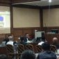 Jaksa Penuntut Umum menampilkan barang bukti berupa 9.599 lembar uang pecahan 100 dolar AS dalam sidang kasus dugaan korupsi kuota haji tambahan di Pengadilan Tipikor Jakarta, Selasa (29/9/2026). Saksi Zainal Abidin mengonfirmasi kaitan kronologis uang tersebut dengan terdakwa Gus Alex. Foto: Ist.