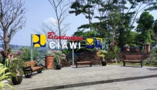 Taman penanda Bendungan Ciawi yang dikelola PT Brantas Abipraya (Persero) tampak terawat. Perusahaan kontraktor pelat merah ini kini mengaku menanggung tunggakan pembayaran mencapai Rp1,5 triliun kepada ratusan subkontraktor akibat restitusi pajak Rp800 miliar yang belum dicairkan serta lonjakan harga material konstruksi. Foto: Ist.