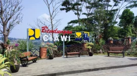 Taman penanda Bendungan Ciawi yang dikelola PT Brantas Abipraya (Persero) tampak terawat. Perusahaan kontraktor pelat merah ini kini mengaku menanggung tunggakan pembayaran mencapai Rp1,5 triliun kepada ratusan subkontraktor akibat restitusi pajak Rp800 miliar yang belum dicairkan serta lonjakan harga material konstruksi. Foto: Ist.