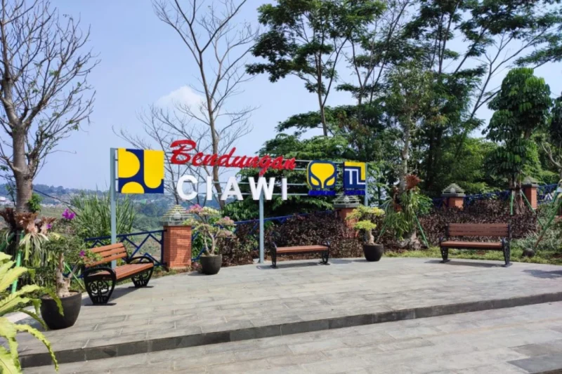 Taman penanda Bendungan Ciawi yang dikelola PT Brantas Abipraya (Persero) tampak terawat. Perusahaan kontraktor pelat merah ini kini mengaku menanggung tunggakan pembayaran mencapai Rp1,5 triliun kepada ratusan subkontraktor akibat restitusi pajak Rp800 miliar yang belum dicairkan serta lonjakan harga material konstruksi. Foto: Ist.
