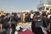 Petugas gabungan BNN, Bea Cukai, dan kepolisian mengamankan barang bukti berupa 800 kilogram ketamin yang diselundupkan lewat kapal Fuchangxing I di perairan Natuna Utara. Foto: Ist.