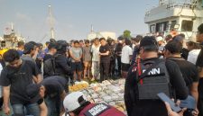 Petugas gabungan BNN, Bea Cukai, dan kepolisian mengamankan barang bukti berupa 800 kilogram ketamin yang diselundupkan lewat kapal Fuchangxing I di perairan Natuna Utara. Foto: Ist.