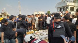 Petugas gabungan BNN, Bea Cukai, dan kepolisian mengamankan barang bukti berupa 800 kilogram ketamin yang diselundupkan lewat kapal Fuchangxing I di perairan Natuna Utara. Foto: Ist.
