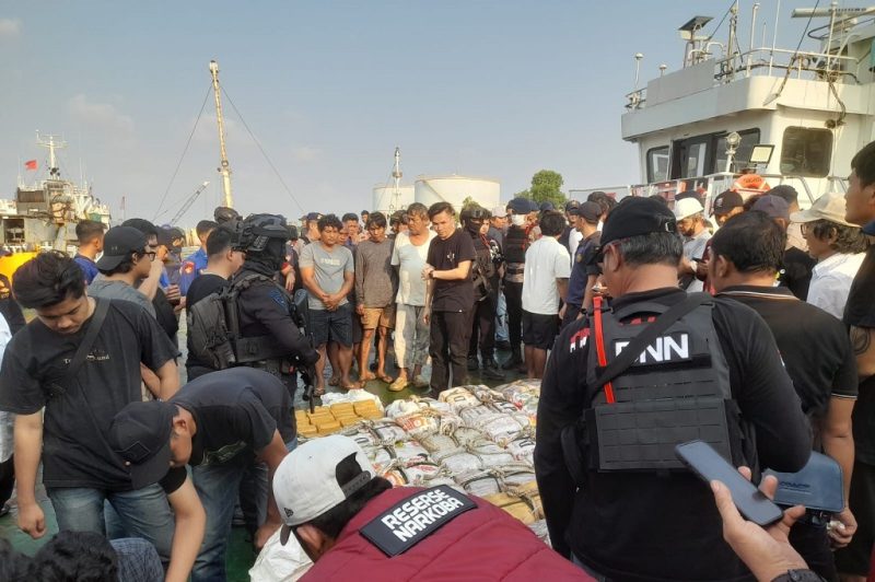 Petugas gabungan BNN, Bea Cukai, dan kepolisian mengamankan barang bukti berupa 800 kilogram ketamin yang diselundupkan lewat kapal Fuchangxing I di perairan Natuna Utara. Foto: Ist.