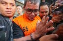 Bupati Bolaang Mongondow Utara Sirajudin Lasena mengenakan rompi tahanan oranye dan terborgol saat digiring keluar Gedung Merah Putih KPK, Jakarta, Selasa (22/9/2026). Foto: Ist.
