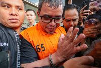 Bupati Bolaang Mongondow Utara Sirajudin Lasena mengenakan rompi tahanan oranye dan terborgol saat digiring keluar Gedung Merah Putih KPK, Jakarta, Selasa (22/9/2026). Foto: Ist.