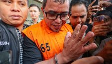 Bupati Bolaang Mongondow Utara Sirajudin Lasena mengenakan rompi tahanan oranye dan terborgol saat digiring keluar Gedung Merah Putih KPK, Jakarta, Selasa (22/9/2026). Foto: Ist.