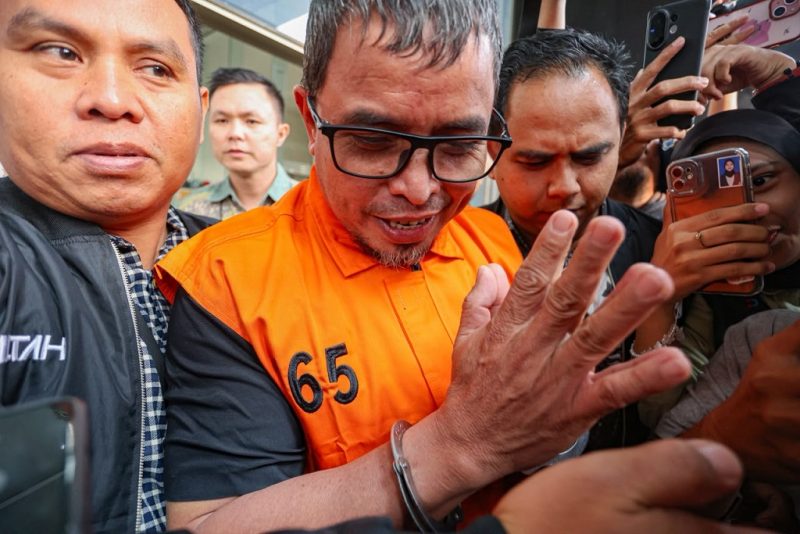 Bupati Bolaang Mongondow Utara Sirajudin Lasena mengenakan rompi tahanan oranye dan terborgol saat digiring keluar Gedung Merah Putih KPK, Jakarta, Selasa (22/9/2026). Foto: Ist.