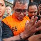 Bupati Bolaang Mongondow Utara Sirajudin Lasena mengenakan rompi tahanan oranye dan terborgol saat digiring keluar Gedung Merah Putih KPK, Jakarta, Selasa (22/9/2026). Foto: Ist.