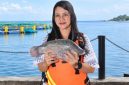 Friska Setiawani Saragih, Lake Manager Regal Springs Indonesia, menampilkan ikan tilapia hasil budidaya berkelanjutan di Danau Toba. Ia memimpin pengembangan varian KING Tilapia premium sekaligus menjaga standar kualitas air dan ekosistem agar produk Indonesia dapat bersaing di pasar global. Foto: Ist.
