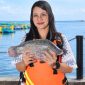 Friska Setiawani Saragih, Lake Manager Regal Springs Indonesia, menampilkan ikan tilapia hasil budidaya berkelanjutan di Danau Toba. Ia memimpin pengembangan varian KING Tilapia premium sekaligus menjaga standar kualitas air dan ekosistem agar produk Indonesia dapat bersaing di pasar global. Foto: Ist.