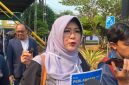 Terdakwa Tifauzia Tyassuma alias Dokter Tifa menunjukkan nota perlawanan kedua saat tiba di Pengadilan Negeri Jakarta Timur (PN Jaktim), Kamis (17/9/2026). Sidang tersebut beragendakan pembacaan eksepsi terkait perkara dugaan fitnah dan pencemaran nama baik dalam polemik ijazah Joko Widodo (Jokowi). Foto: Ist.