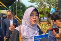 Terdakwa Tifauzia Tyassuma alias Dokter Tifa menunjukkan nota perlawanan kedua saat tiba di Pengadilan Negeri Jakarta Timur (PN Jaktim), Kamis (17/9/2026). Sidang tersebut beragendakan pembacaan eksepsi terkait perkara dugaan fitnah dan pencemaran nama baik dalam polemik ijazah Joko Widodo (Jokowi). Foto: Ist.