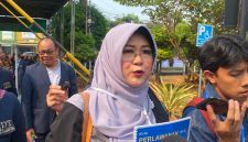 Terdakwa Tifauzia Tyassuma alias Dokter Tifa menunjukkan nota perlawanan kedua saat tiba di Pengadilan Negeri Jakarta Timur (PN Jaktim), Kamis (17/9/2026). Sidang tersebut beragendakan pembacaan eksepsi terkait perkara dugaan fitnah dan pencemaran nama baik dalam polemik ijazah Joko Widodo (Jokowi). Foto: Ist.