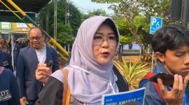Terdakwa Tifauzia Tyassuma alias Dokter Tifa menunjukkan nota perlawanan kedua saat tiba di Pengadilan Negeri Jakarta Timur (PN Jaktim), Kamis (17/9/2026). Sidang tersebut beragendakan pembacaan eksepsi terkait perkara dugaan fitnah dan pencemaran nama baik dalam polemik ijazah Joko Widodo (Jokowi). Foto: Ist.
